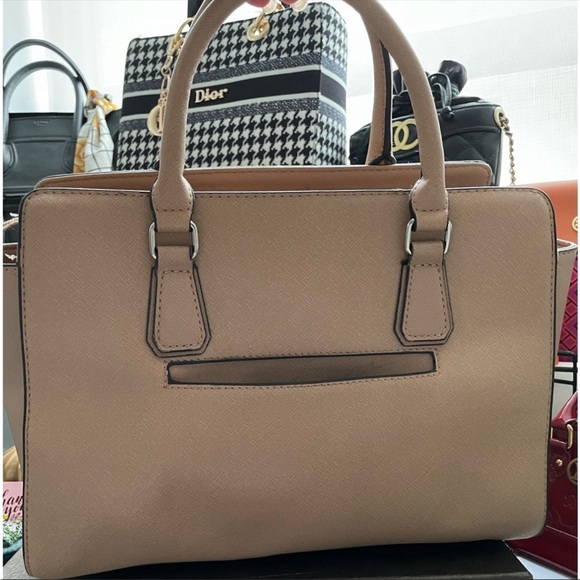 ✨NEW GUESS✨HANDBAG W/BAG CHARM ATTACHMENT - Picture 8 of 12